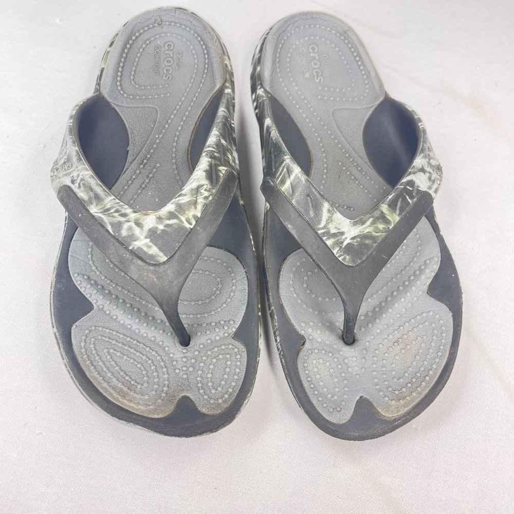 CROCS Mens 7 Womens 9 Dual Comfort Gray Camo Thong Flip Flops Comfort Cushion